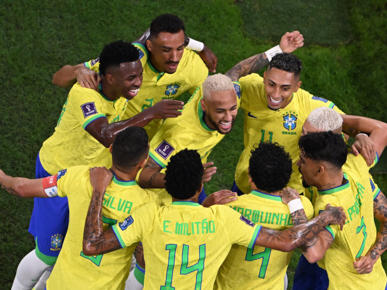 Jogadores da seleção brasileira comemorando um gol contra a Coreia do Sul 