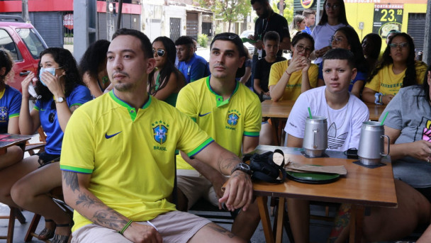 Torcedores no Bulls Beer Bar na Parquelândia, em Fortaleza