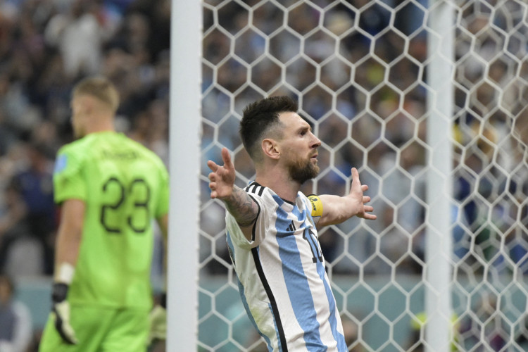 De pênalti, Messi marcou, ampliou para a Argentina e igualou Gabriel Batistuta como maior goleador albiceleste em Copas do Mundo. 