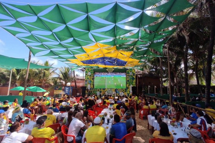 Torcedores se reúnem na barraca Santa Praia, na Praia do Futuro, para assistir ao jogo entre Brasil e Croácia