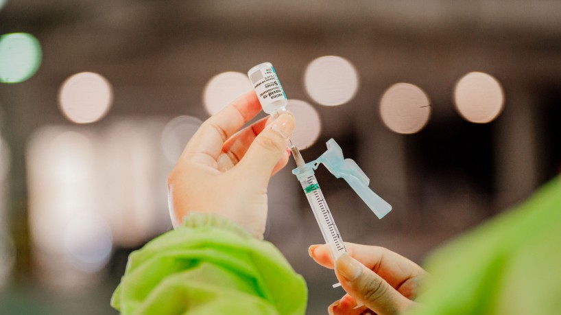 FORTALEZA,CE, BRASIL, 15.04.2021: Vacinação Drive-Thru no Centro de Eventos. PAra aqueles que tomaram a primeira dose foi aplicada a Astrazeneca e para aqueles que tomariam a segunda dose foi aplicada a Coronavac. /O POVO).