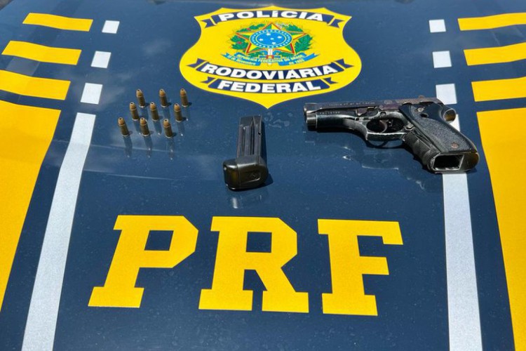 Armamento foi encontrado dentro da mochila do passageiro 