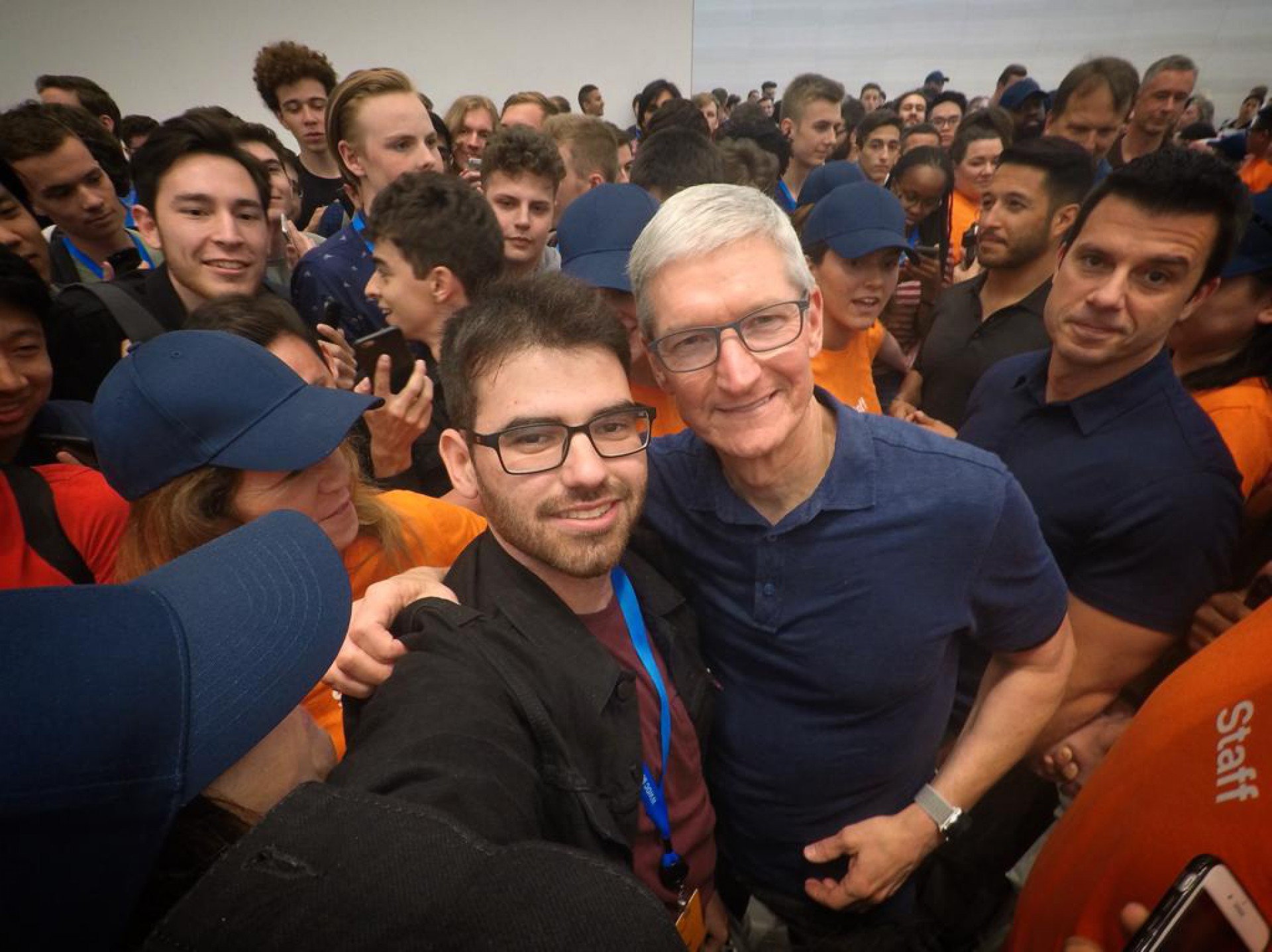 Gabriel e o CEO da Apple Tim Cook, em um dos programas que o estudante participou nos Estados Unidos (Foto: Divulgação)