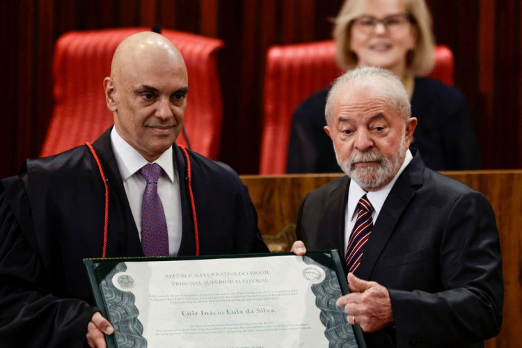 Lula defende democracia em discurso após diplomação