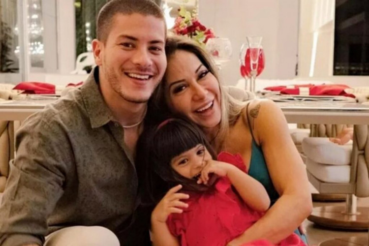 Arthur e Maira estão em um cruzeiro exclusivo junto com a filha Sophia, de quatro anos