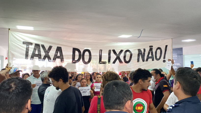 Manifestantes protestaram nesta quarta-feira, 14, na Câmara Municipal de Fortaleza contra o...