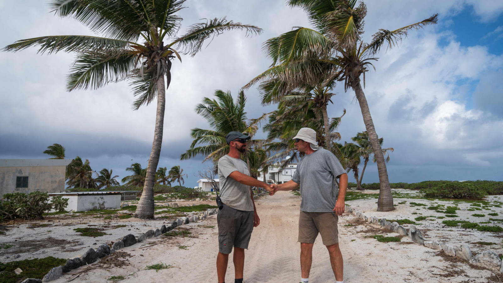 Uma das tr&ecirc;s pessoas que vivem e trabalham na ilha de Tromelin, localizada ao norte da ilha de La Reunion