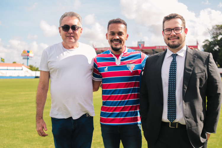 Bruno Pacheco posa ao lado de dirigentes do Leão