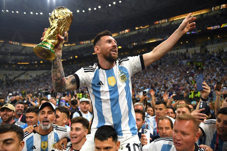 Messi ergue a taça de tri-campeão mudial  