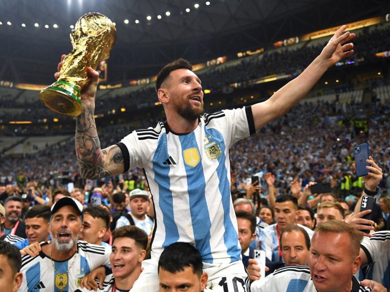 Messi ergue a taça de tri-campeão mudial  