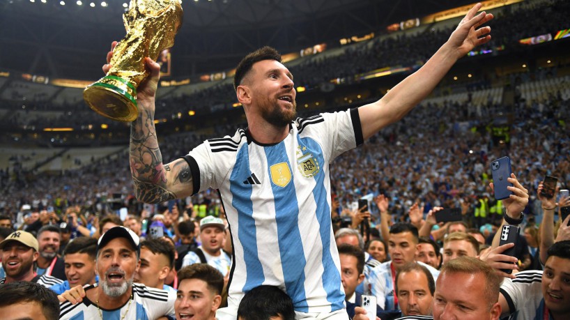 Messi ergue a taça de tri-campeão mudial (foto: Divulgação/FIFA)
