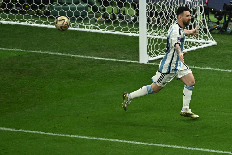 Lionel Messi comemorando um dos gols marcados na final da Copa do Mundo contra a França 