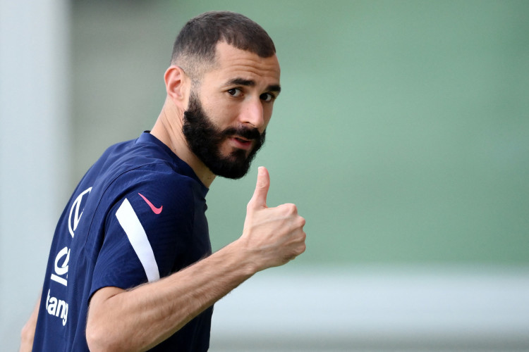 Nesta foto de arquivo tirada em 8 de outubro de 2021, o atacante francês Karim Benzema reage após um treino no estádio Olímpico de Turim, dois dias antes da final da Liga das Nações da UEFA entre Espanha e França. Em 19 de dezembro de 2022, Benzema anunciou em uma postagem no Twitter que encerraria a carreira internacional com a França. 