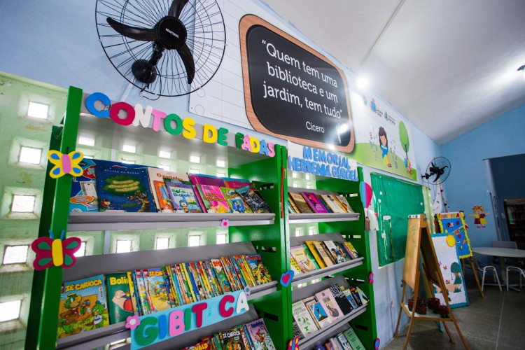 Biblioteca Herbenia Gurgel, no bairro Conjunto Cear&aacute;