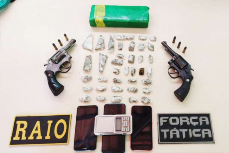 Ao todo, duas armas de fogo, munições, balança de precisão e 820 gramas de maconha foram apreendidos