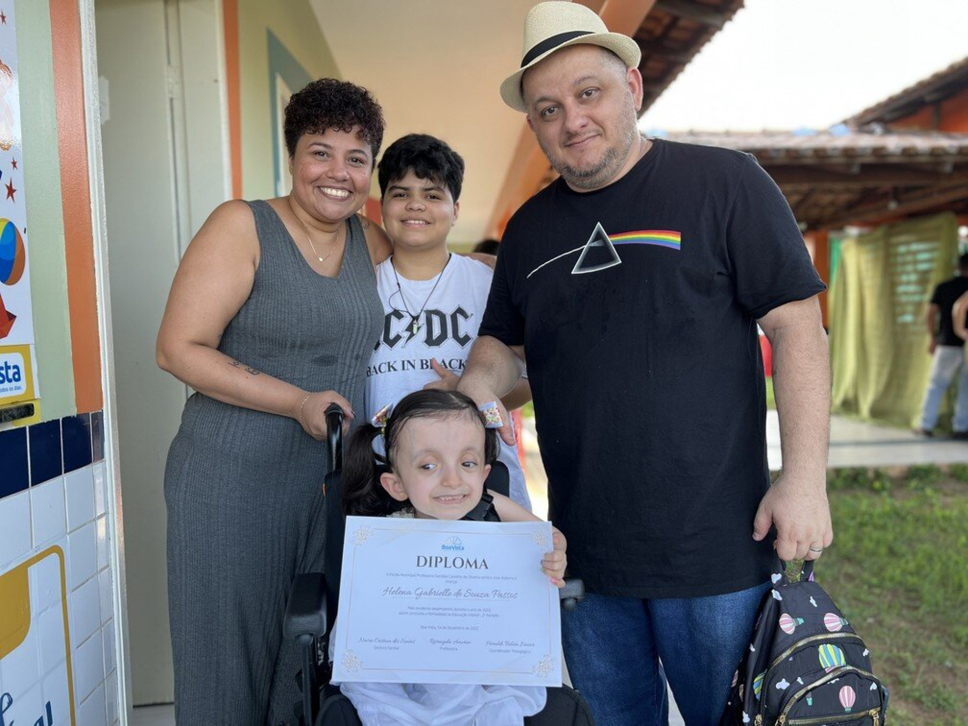 Helena ao lado da fam&iacute;lia na cerim&ocirc;nia do ABC