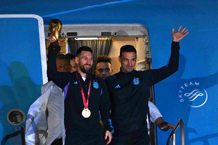 Seleção argentina desembarca em Buenos Aires após conquista do tricampeonato 