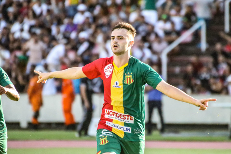 Atacante Gabriel Poveda comemora gol no jogo Sampaio Corrêa x Vasco pelo Campeonato Brasileiro Série B 2022