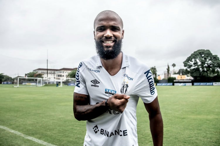 O zagueiro Messias, ex-Ceará, foi oficialmente apresentado no Santos 