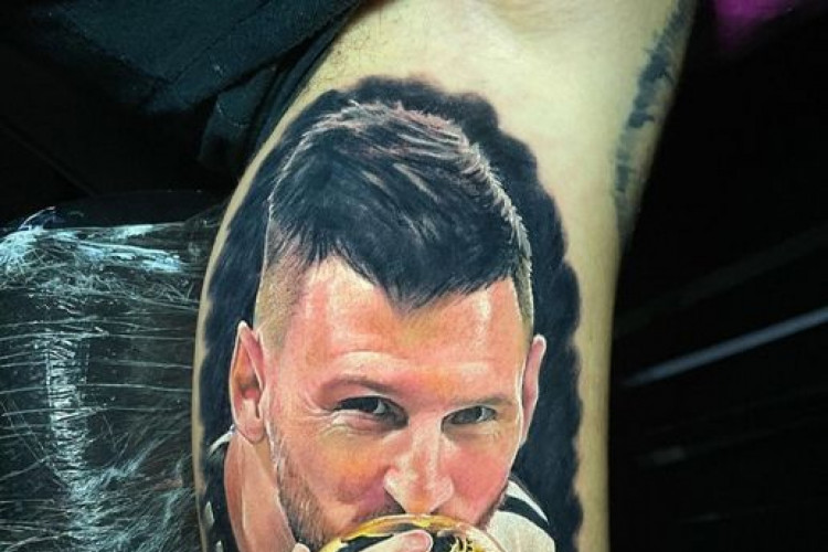 Ricardo Soares tatuou o rosto de Messi no braço de Nildo Honorato