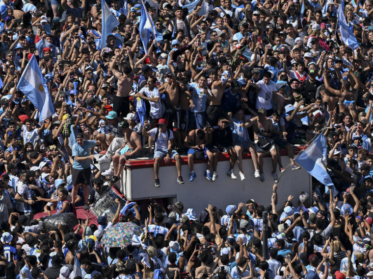 Seleção argentina e torcida festejam o título mundial no centro de Buenos Aires 