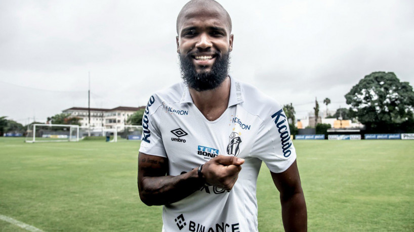O zagueiro Messias, ex-Ceará, foi oficialmente apresentado no Santos 