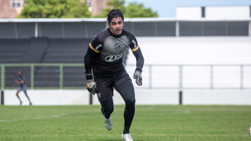 Goleiro Richard em treino do Ceará no estádio Carlos de Alencar Pinto, em Porangabuçu