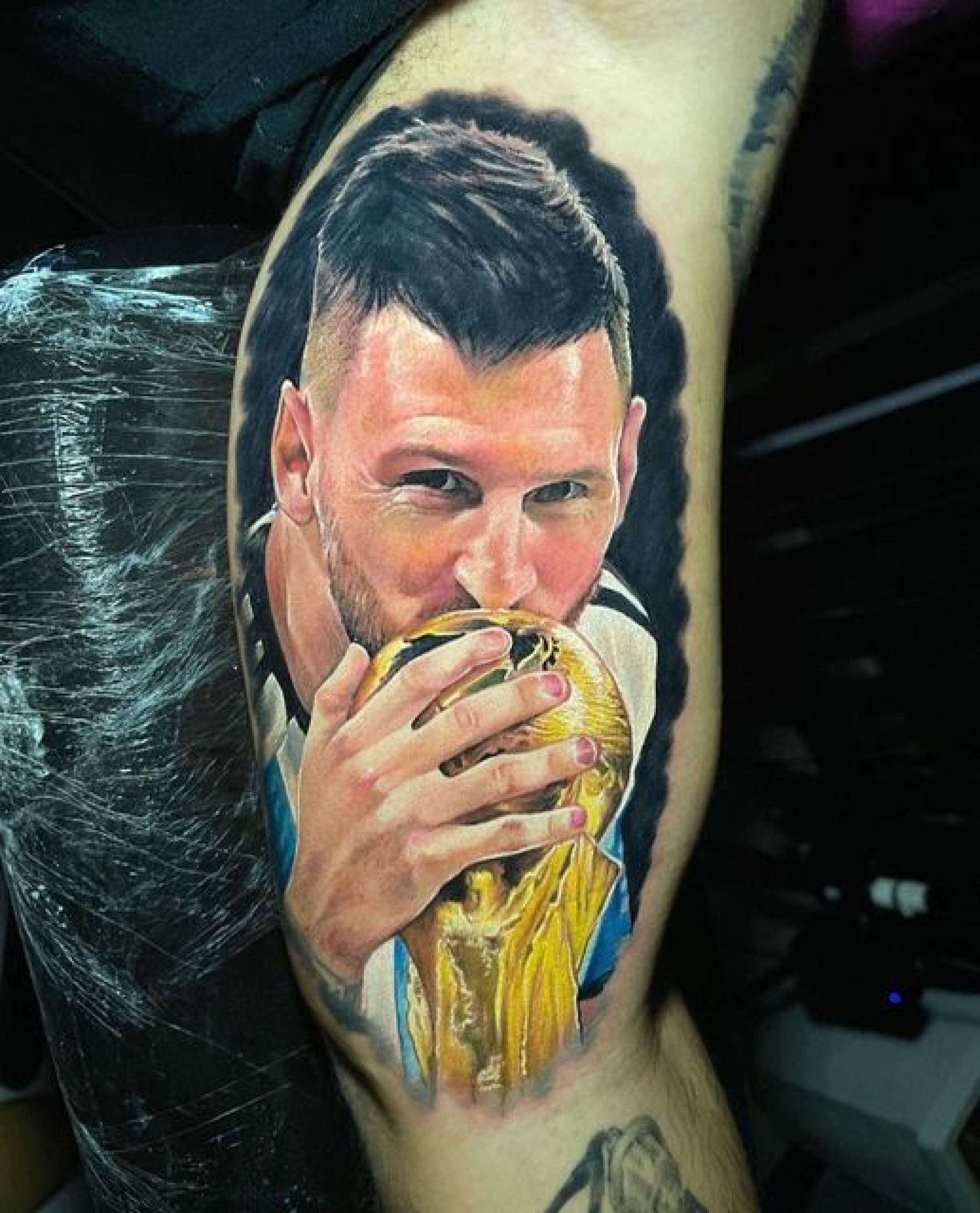 Ricardo Soares tatuou o rosto de Messi no bra&ccedil;o de Nildo Honorato