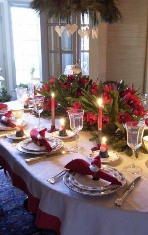 Mesa de Natal com arranjo de flores vermelhas