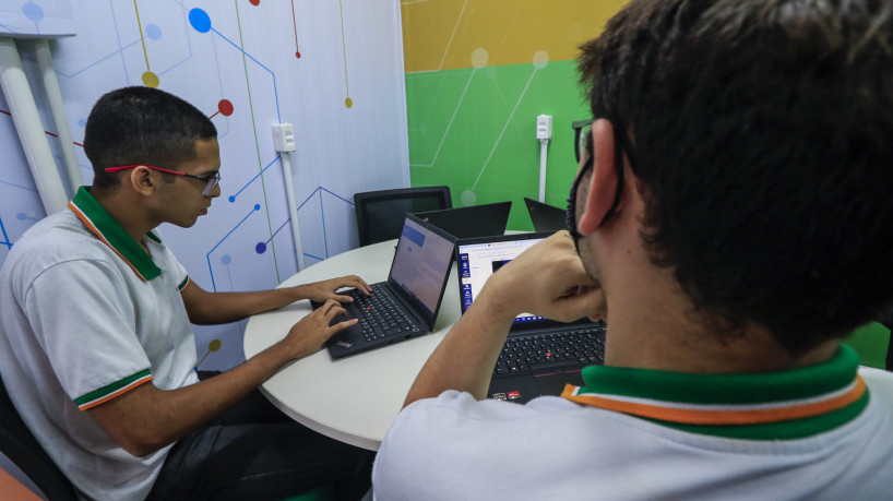 FORTALEZA, CEARÁ, BRASIL, 21-12-2022: Governadora inaugura o Laboratório de inovação e tecnologia C-Jovem na EEEP Professor Cesar Campelo no conjunto ceará  (Foto: Thais Mesquita/O POVO)