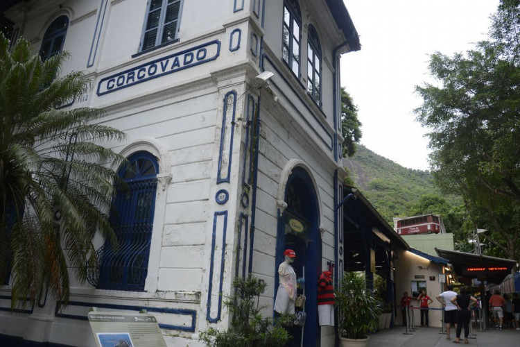 Trem do Corcovado é o único acesso ao Cristo Redentor devido aos deslizamentos de terra das chuvas que atingiram o Rio de Janeiro na semana passada.