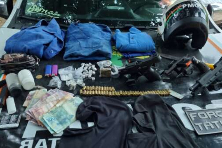 Armas, drogas e dinheiro foram apreendidos em ação da PMCE em bairro de Fortaleza