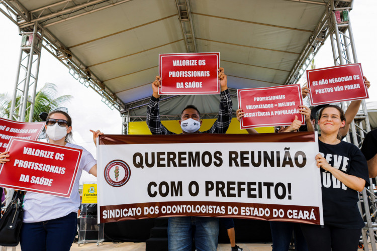 FORTALEZA, CEARA, BRASIL, 23.12.22: Manifestação do sindicato dos medicos. Entrega do Projeto Beira-Rio, na Barra do Ceará, com toda revitalização do calçadão, com entrega do Prefeito Jose Sarto. (Aurelio Alves/ O POVO)