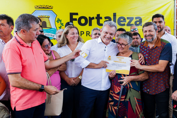 FORTALEZA, CEARA, BRASIL, 23.12.22: Jose Sarto, Prefeito de Fortaleza inaugura com a placa. Entrega do Projeto Beira-Rio, na Barra do Ceará, com toda revitalização do calçadão, com entrega do Prefeito Jose Sarto. (Aurelio Alves/ O POVO)