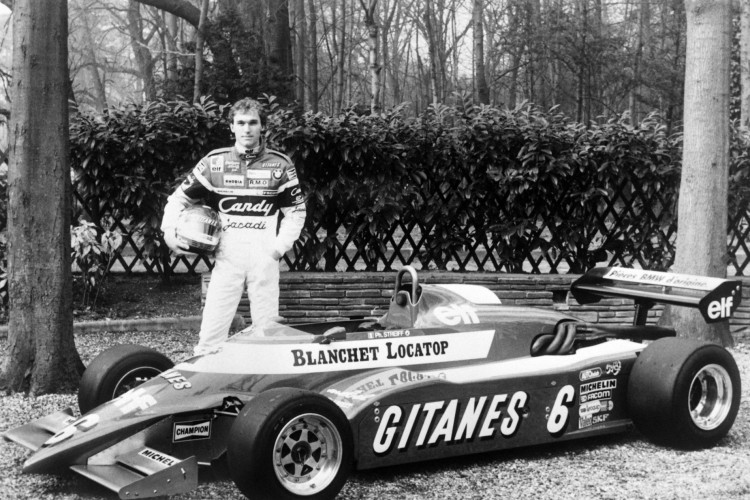 Esta fotografia tirada em 15 de março de 1984 mostra o ex-piloto francês de Fórmula 1 Philippe Streiff posando para uma foto com seu carro de Fórmula 1 