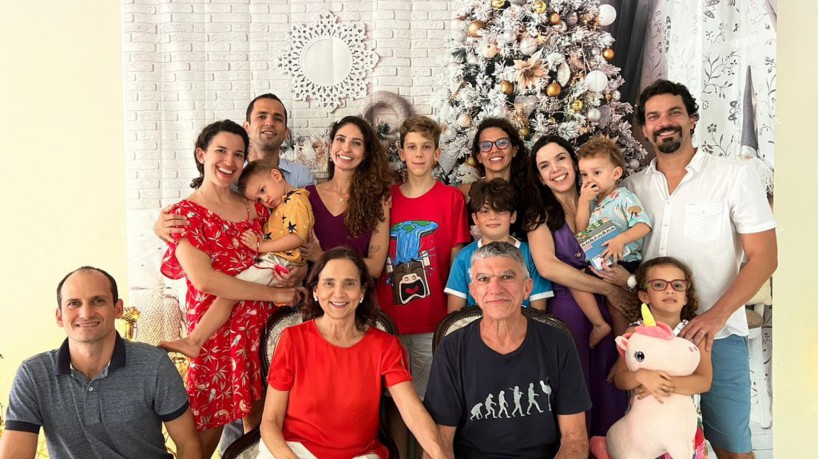 Governadora divulgou mensagem de Natal com foto ao lado da família(foto: Reprodução Twitter Iz...