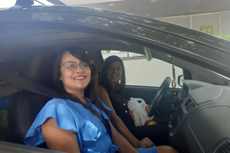 Dayane e Isabelly fizeram doações no trajeto até Cascavel