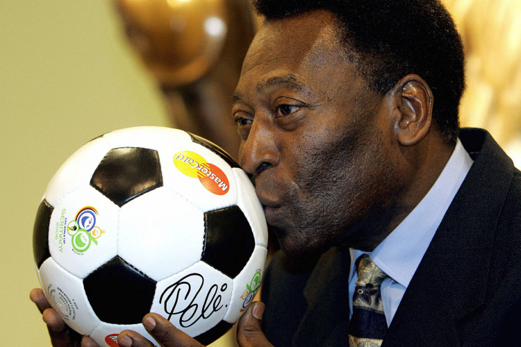 A lenda do futebol brasileiro Pel&eacute; beija uma bola, durante uma apresenta&ccedil;&atilde;o em Leipzig na v&eacute;spera do sorteio final da Copa do Mundo de futebol da Fifa 2006