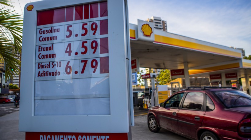 Gasolina comum no Ceará pode ser encontrada com preços de até R$ 5,79. Nesse...