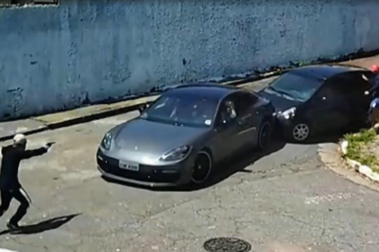 Motorista colidiu o veículo com o carro dos bandidos na fuga 
