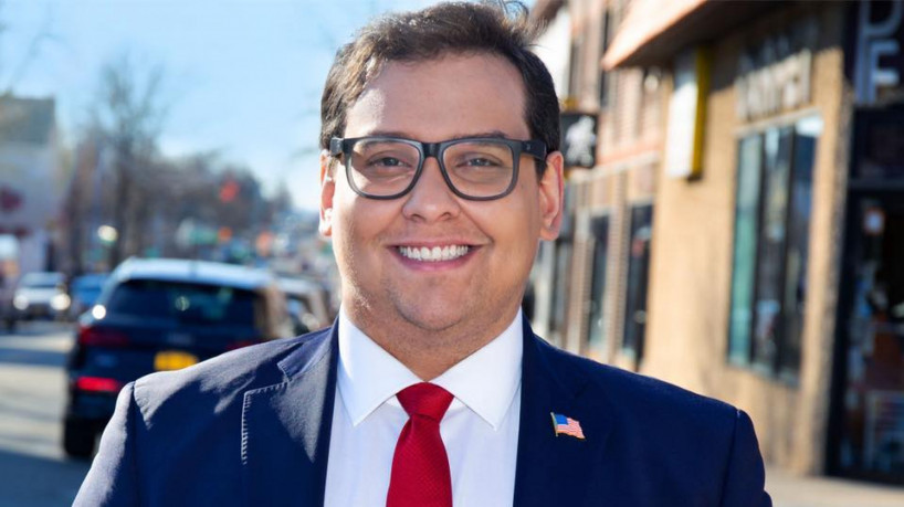 Deputado republicano eleito George Santos admitiu ter mentido no currículo profissional.