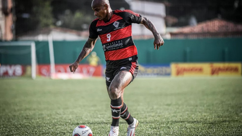 Ari, dono do Atlético Cearense, em ação pelo clube no Campeonato Cearense