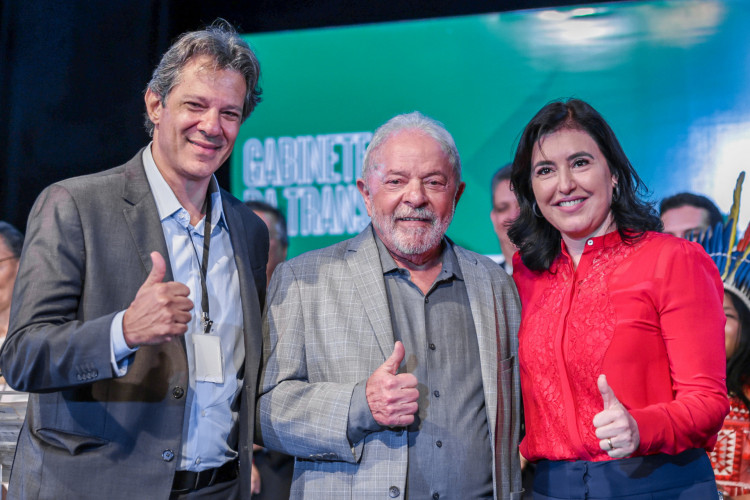 Lula com os ministros Haddad (Fazenda) e Simone Tebet (Planejamento)