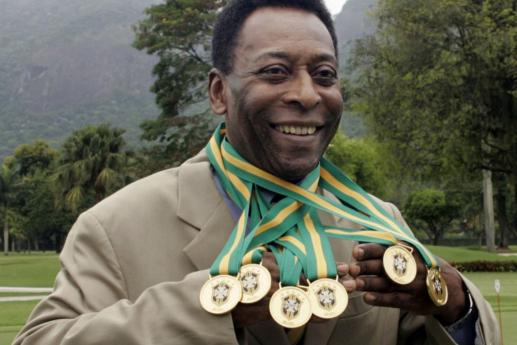 (ARQUIVOS) Nesta foto de arquivo tirada em 22 de dezembro de 2010, a lenda do futebol brasileiro Edson Arantes do Nascimento, conhecido como 'Pele', posa com suas seis medalhas de campeão brasileiro durante uma cerimônia no Rio de Janeiro, Brasil. O ícone do futebol brasileiro Pelé, amplamente considerado o maior jogador de todos os tempos e três vezes vencedor da Copa do Mundo que idealizou o 'belo jogo', morreu em 29 de dezembro de 2022 aos 82 anos, após lutar contra problemas renais e câncer de cólon