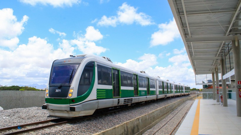 Estação do VLT na Expedicionários é ponto para observação de aviões em  Fortaleza