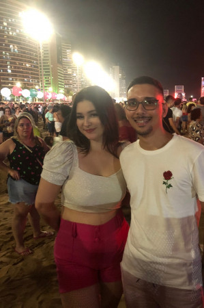 Os amigos Murilo Arthur, 20 anos, estudante, Kasandra Soares, 21, empresária, comemoraram os dois dias de Réveillon em Fortaleza