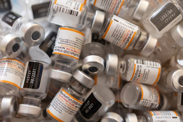 Mais de 253 mil doses de Pfizer pediátrica estão sendo enviadas aos municípios cearenses 