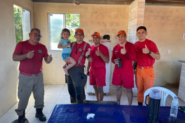 Garota de 3 anos prende dedo em tampa de garrafa e bombeiros são acionados