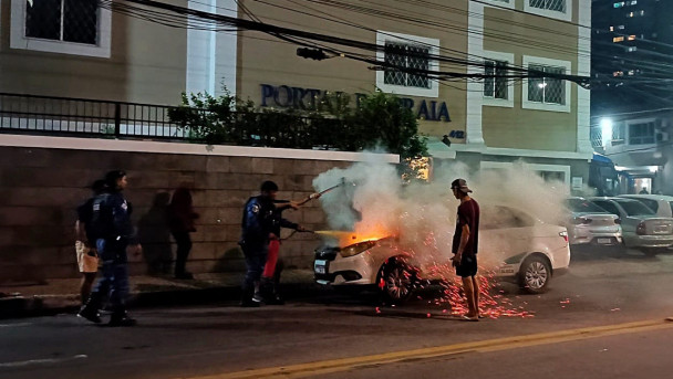 Táxi pegou fogo na avenida Historiador Raimundo Girão, em Fortaleza