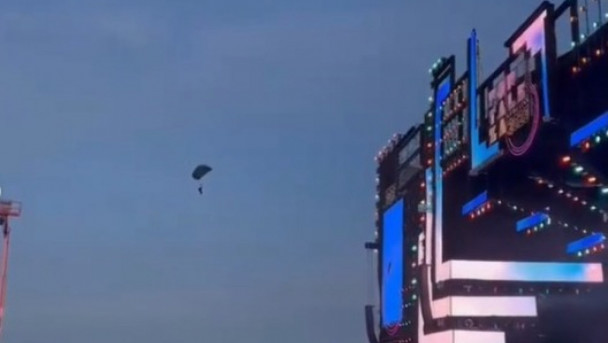 Waldonys subiu ao palco ao lado da cantora Camila Marieta e a dupla foi a primeira atração da noite no Réveillon de Fortaleza 2023